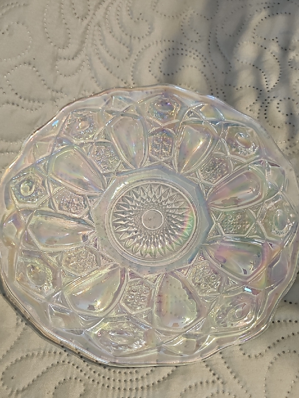 Vintage collectible is a 10-inch plate made by L.E. Smith in Iridescent Glass